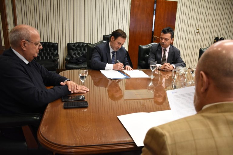 CONVENIO DE COOPERACIÓN ENTRE EL INSTITUTO UNIVERSITARIO DE LA POLICÍA FEDERAL ARGENTINA Y LA AAJC.